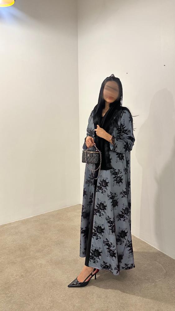 عباية بشت رمادي بنقشة ورود سوداء موديل S09