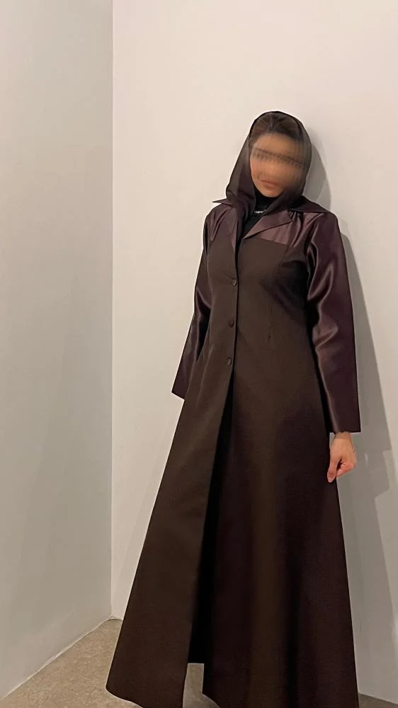 عباية ساتان مبطّنة بقماش الزركون بياقة أنيقة – موديل R04