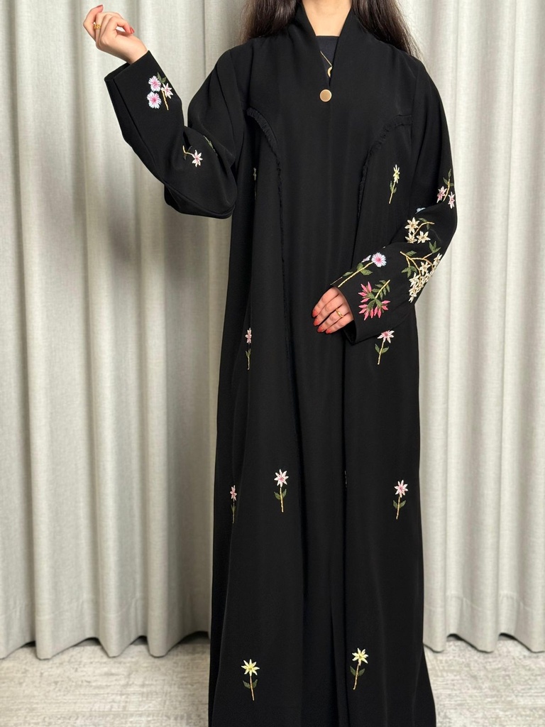 عباية قماش أسود داكن مع تطريز ملون من الأزهار