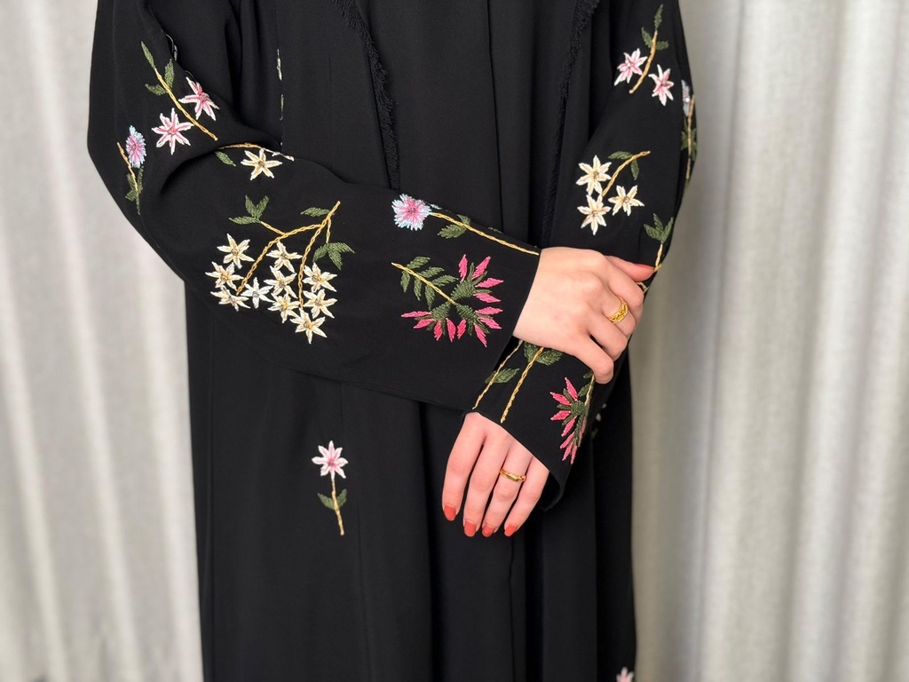 عباية قماش أسود داكن مع تطريز ملون من الأزهار