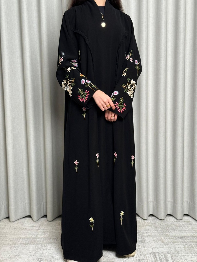 عباية قماش أسود داكن مع تطريز ملون من الأزهار