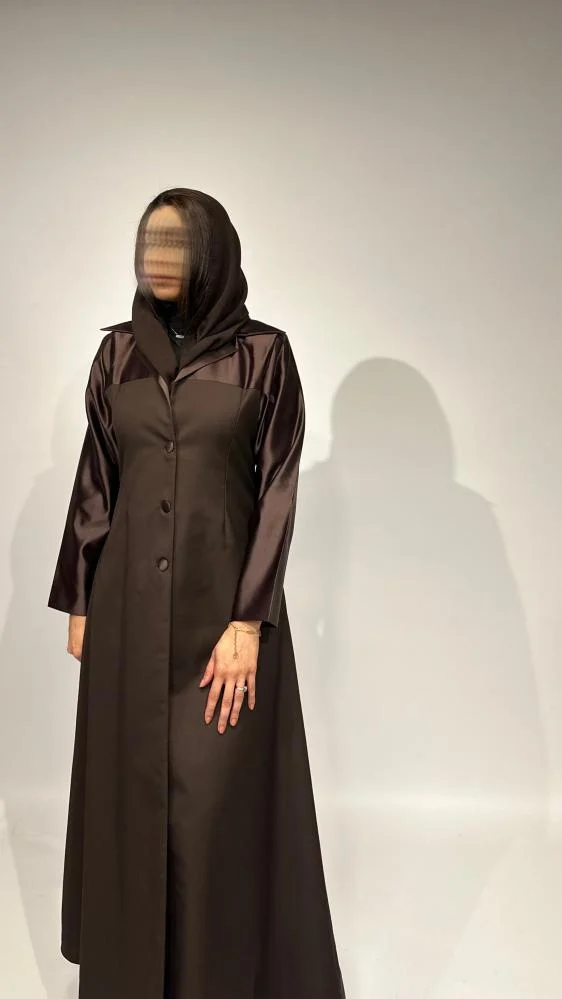 عباية ساتان مبطّنة بقماش الزركون بياقة أنيقة – موديل R04