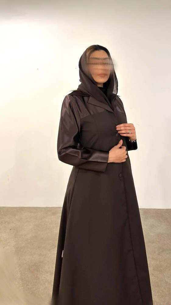 عباية ساتان مبطّنة بقماش الزركون بياقة أنيقة – موديل R04