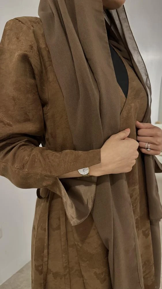 عباية جاكار مبطّنة بربطة جانبية أنيقة – موديل R03