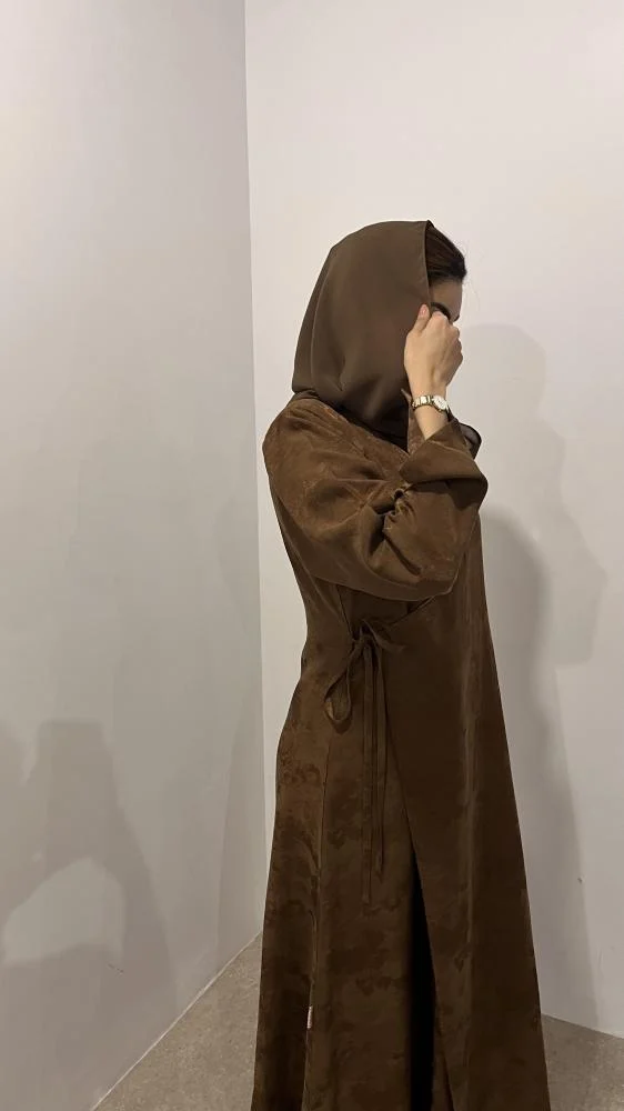عباية جاكار مبطّنة بربطة جانبية أنيقة – موديل R03