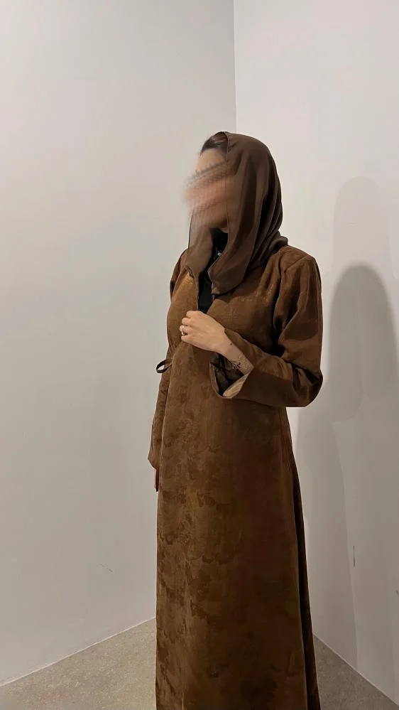 عباية جاكار مبطّنة بربطة جانبية أنيقة – موديل R03