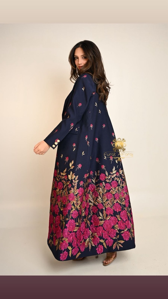 عباية فاخرة كحلي مطرزة بالورود الوردية والذهبية