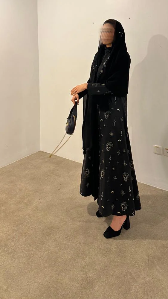 عباية تفته سوداء مطرزة بالذهبي بقصة نص كلوش – موديل R01