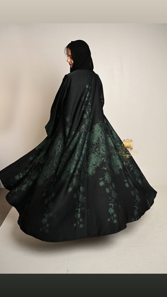 عباية سوداء بنقشة نباتية خضراء