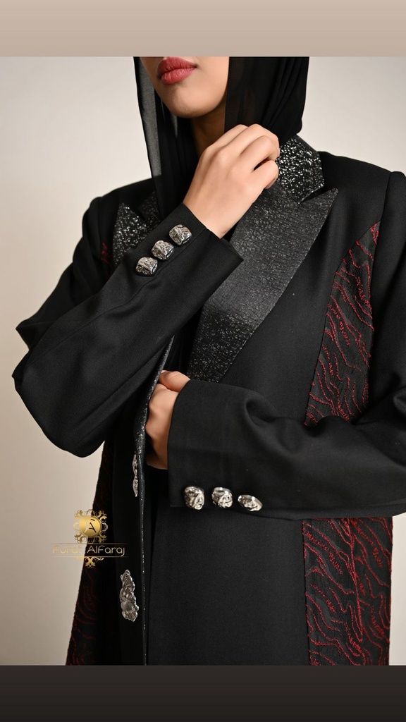 عباية سوداء فاخرة بتطريز جانبي أحمر وتفاصيل لامعة على الياقة