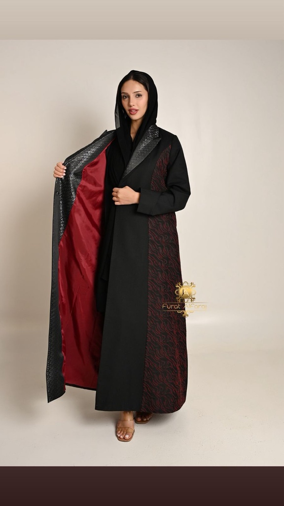 عباية سوداء فاخرة بتطريز جانبي أحمر وتفاصيل لامعة على الياقة