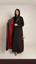 عباية سوداء فاخرة بتطريز جانبي أحمر وتفاصيل لامعة على الياقة