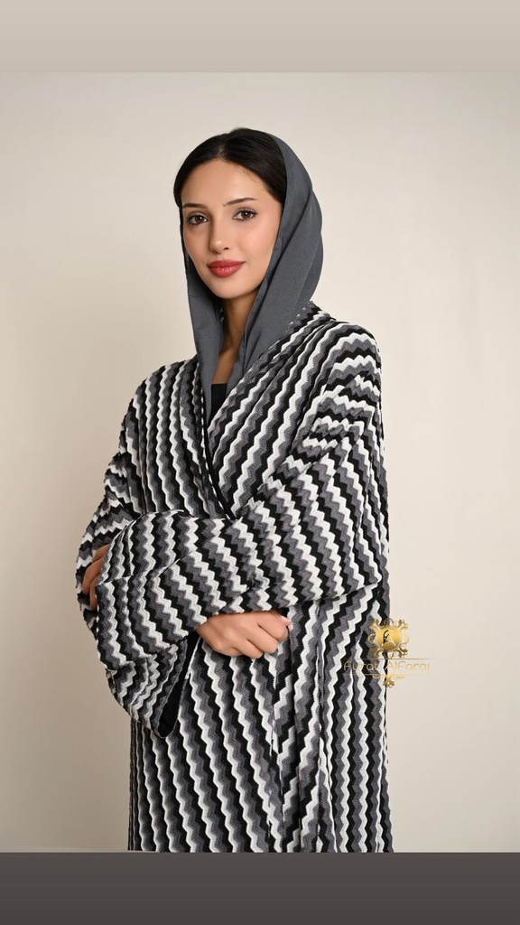 عباية فاخرة بنقشة هندسية موجية باللونين الأسود والرمادي