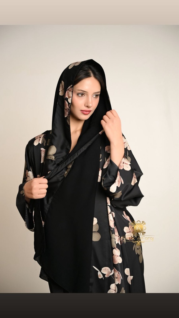 عباية صيفية سوداء بنقشة زهور بيج
