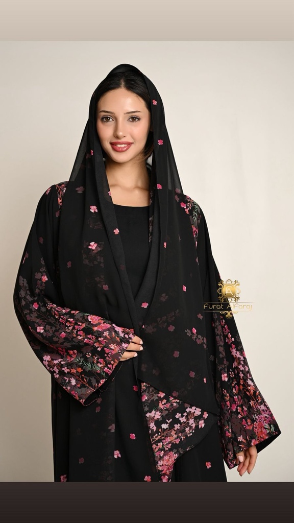 عباية صيفية سوداء بنقشة زهور وردية