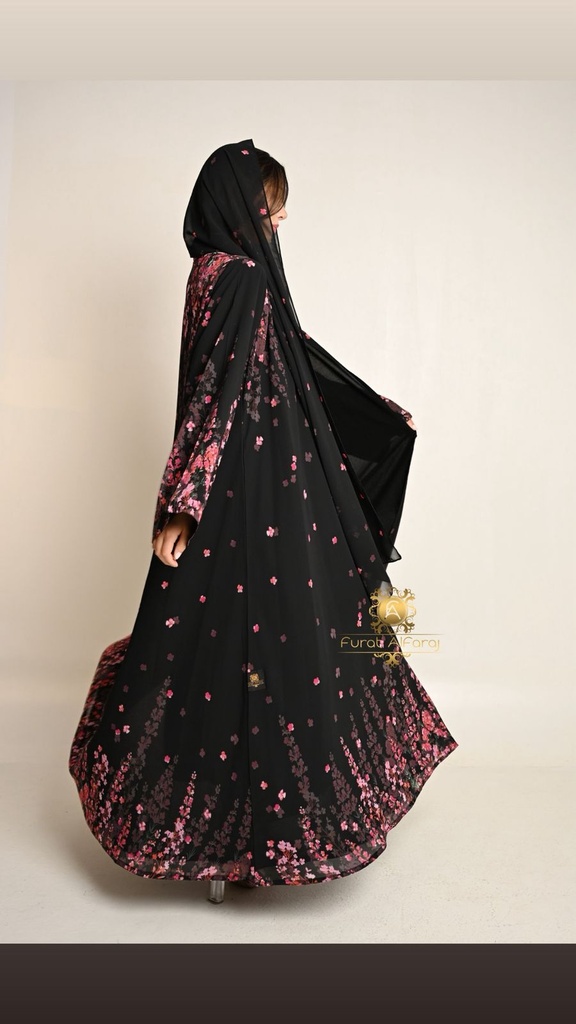 عباية صيفية سوداء بنقشة زهور وردية