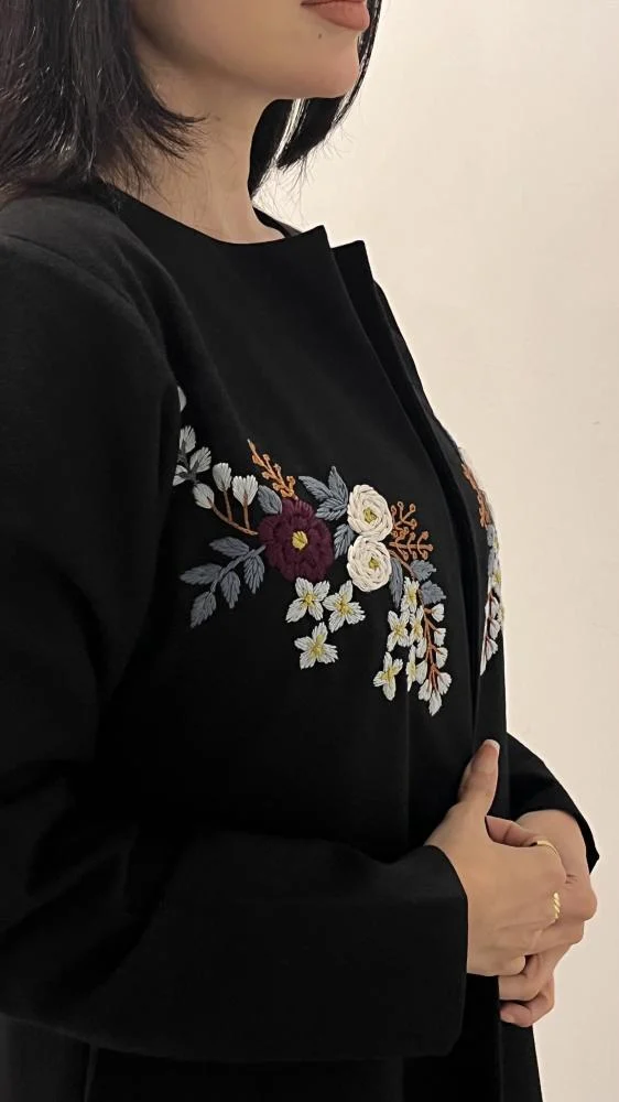 عباية جوخ مبطّنة مطرزة بخيوط صوف مع طرحة