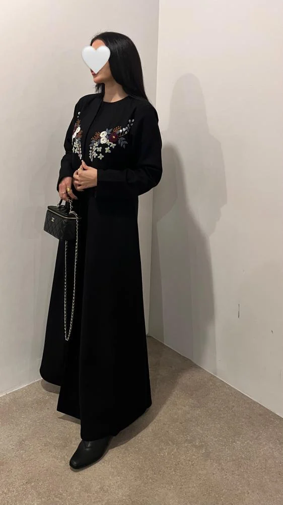 عباية جوخ مبطّنة مطرزة بخيوط صوف مع طرحة