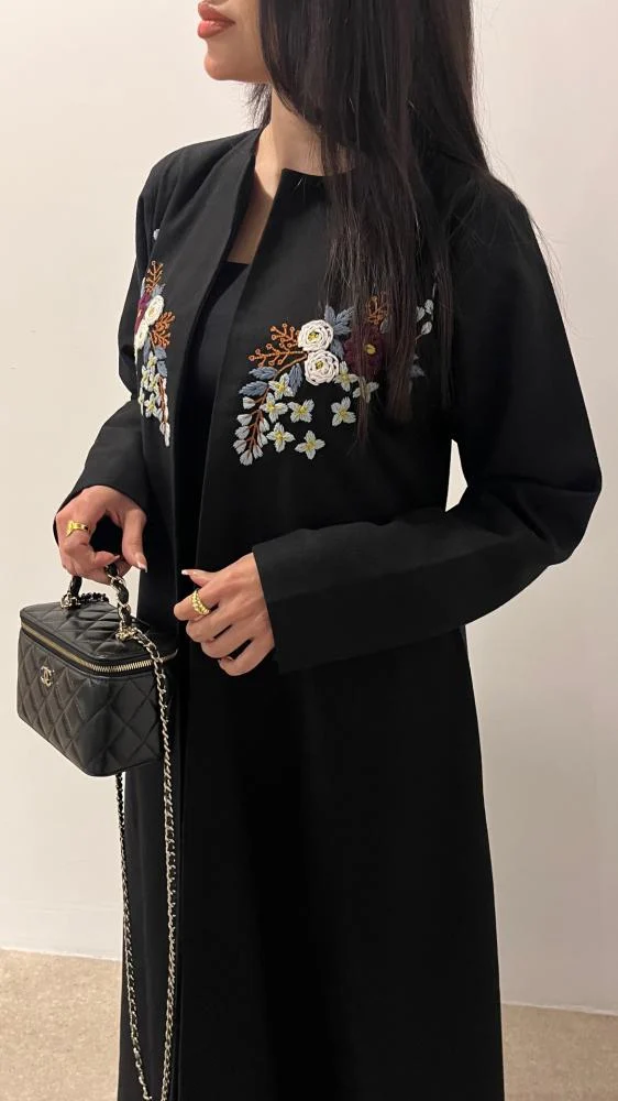 عباية جوخ مبطّنة مطرزة بخيوط صوف مع طرحة