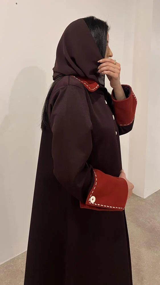 عباية شتوية مبطّنة بياقة وأكمام مطرزة بالصوف يدويًا