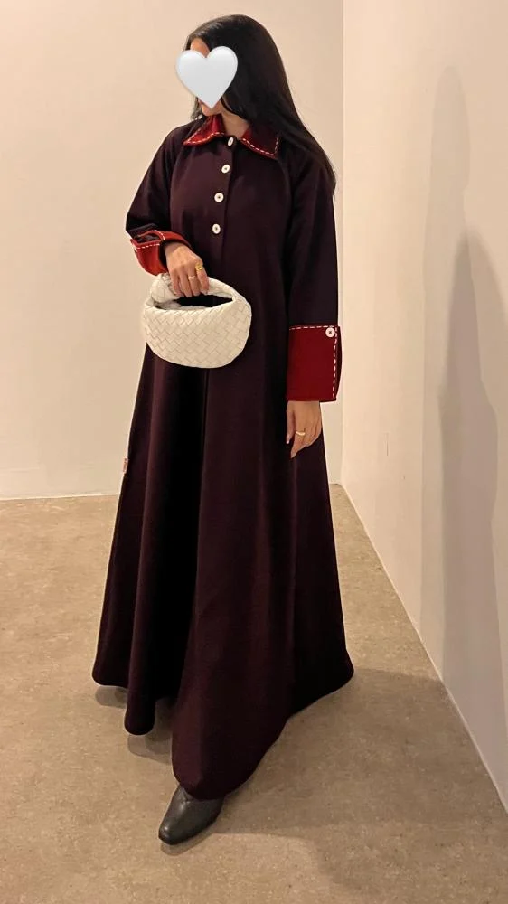 عباية شتوية مبطّنة بياقة وأكمام مطرزة بالصوف يدويًا