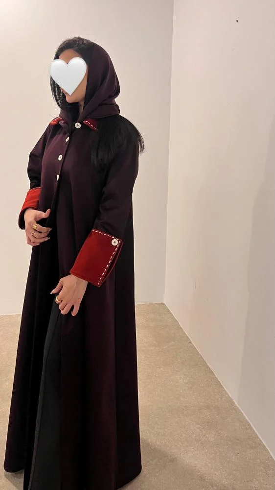 عباية شتوية مبطّنة بياقة وأكمام مطرزة بالصوف يدويًا
