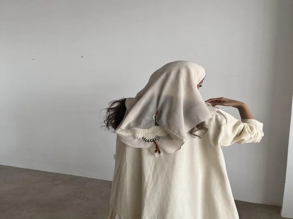 عباية لينن كلوش مطرزة بخيوط الصوف