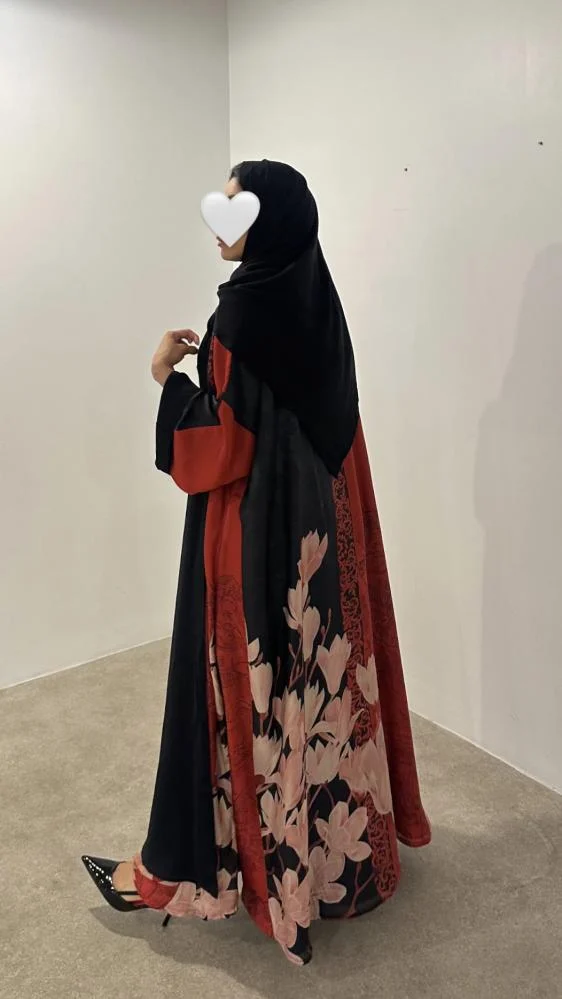 S08 عباية حرير بوجهين لون أسود وأحمر مع طرحة حرير موديل
