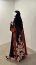 S08 عباية حرير بوجهين لون أسود وأحمر مع طرحة حرير موديل
