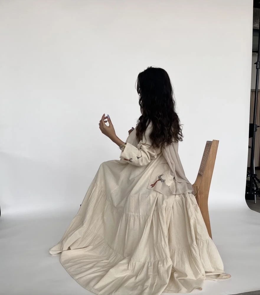 عباية لينن كلوش مطرزة بخيوط الصوف