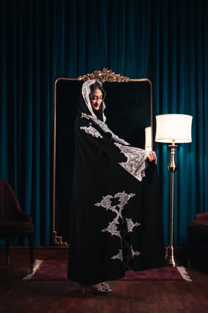 قماش الاسود الملكي مع تطريز ودانتيل ابيض