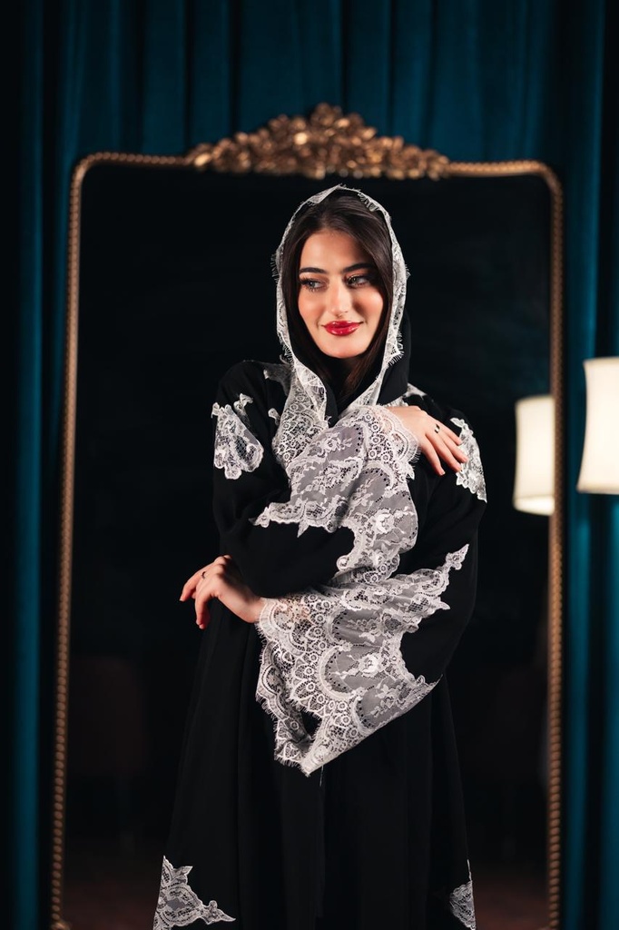 قماش الاسود الملكي مع تطريز ودانتيل ابيض