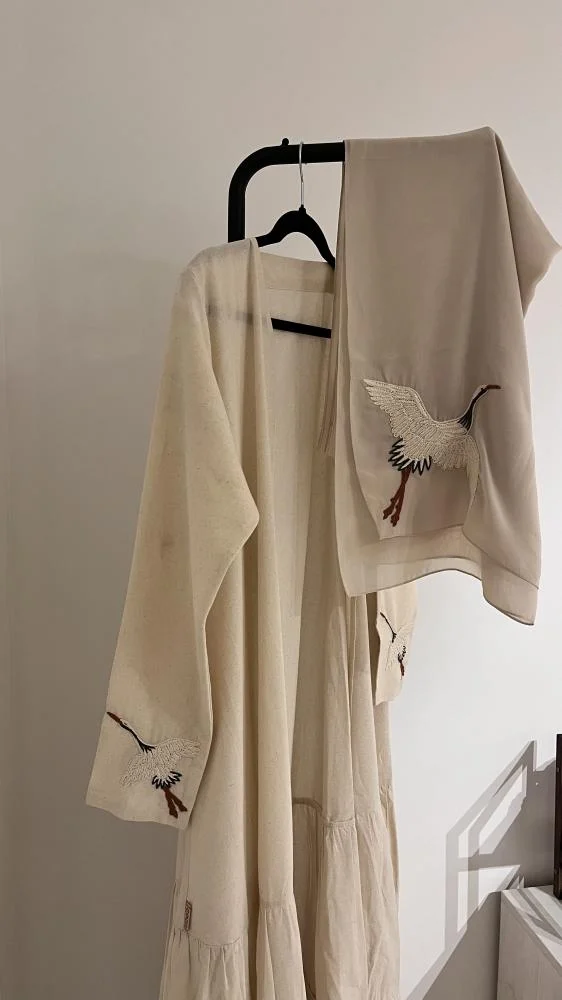 عباية لينن كلوش مطرزة بخيوط الصوف