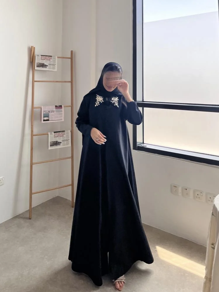 عباية كتان صيفية سوداء بياقة مطرزة بخيوط الصوفع