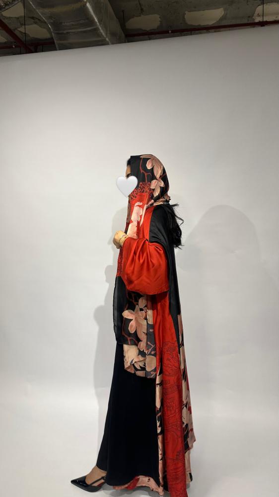 S08 عباية حرير بوجهين لون أسود وأحمر مع طرحة حرير موديل