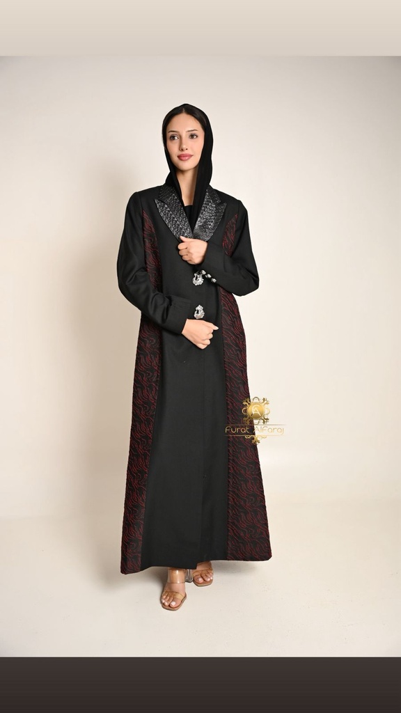 عباية سوداء فاخرة بتطريز جانبي أحمر وتفاصيل لامعة على الياقة