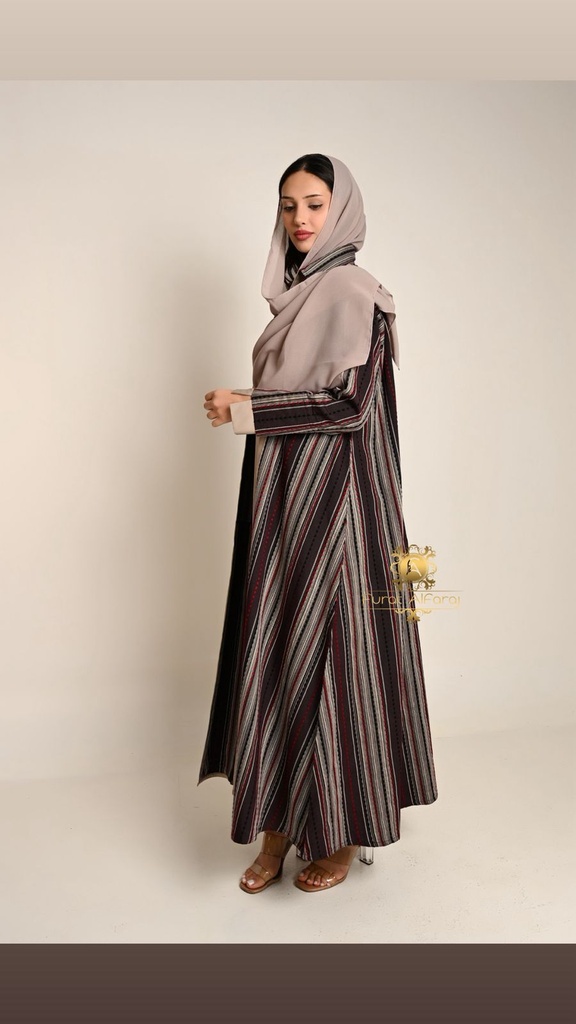 عباية بخطوط طولية