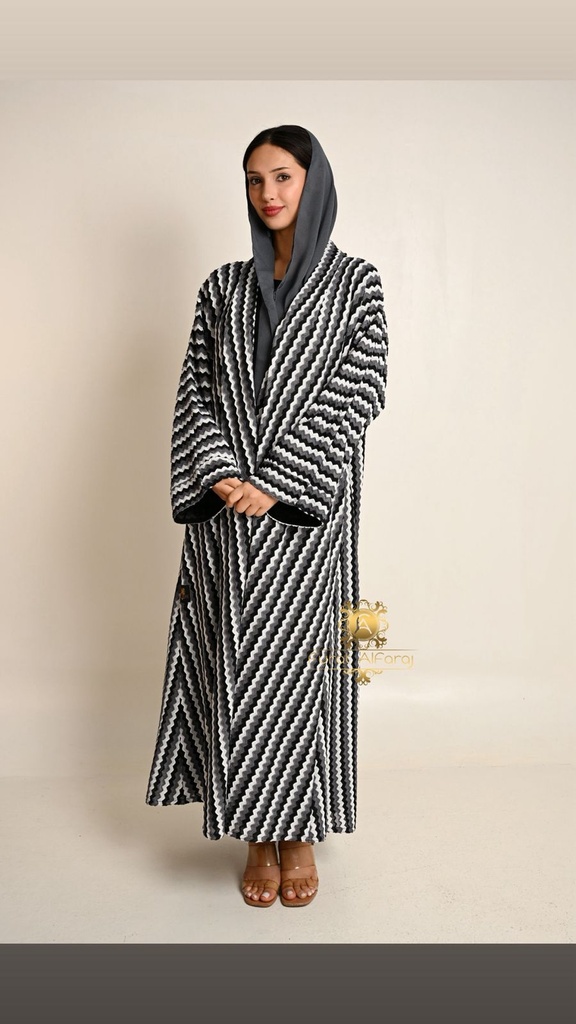 عباية فاخرة بنقشة هندسية موجية باللونين الأسود والرمادي