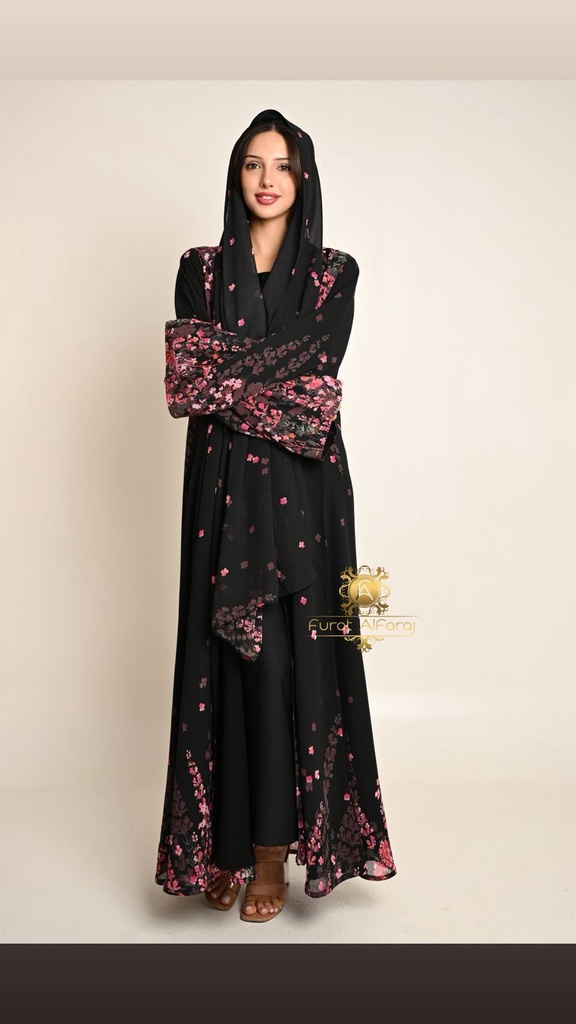 عباية صيفية سوداء بنقشة زهور وردية