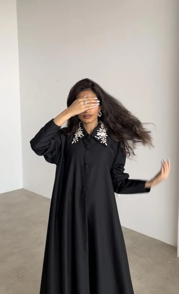 عباية كتان صيفية سوداء بياقة مطرزة بخيوط الصوفع (48, S)