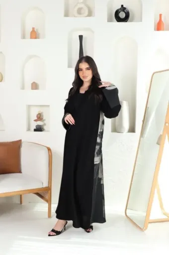 عباية سوداء بتصميم فني خلفي وأكمام عريضة (50, S, دوام)