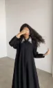عباية كتان صيفية سوداء بياقة مطرزة بخيوط الصوفع