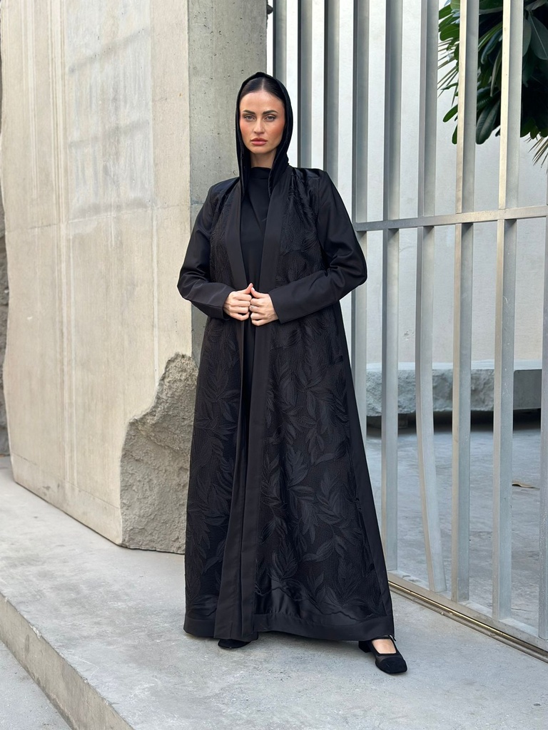 قماش الكريب الأسود مع قماش شبك مطرّز