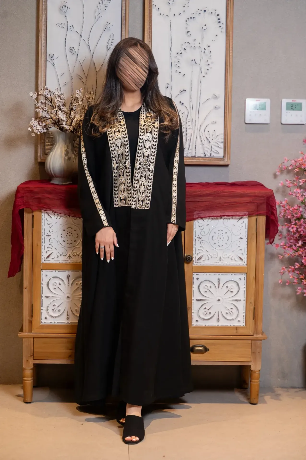 عباية هِلال – أسود مطرّز بيج (قماش انترت) + طرحة